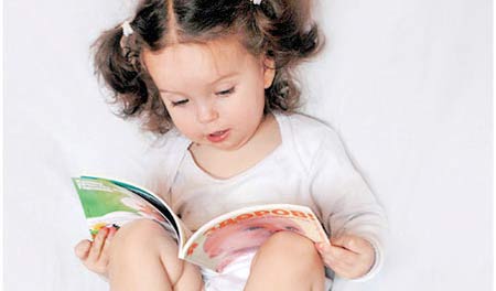 ребенок учится читать